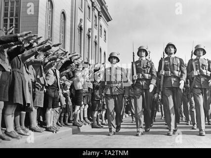 The 1st Battalion of the 15th Austrian Infantry is welcomed by the population during its visit to Berlin. The regiment laid a wreath at the memorial on Unter den Linden, and is marching back to the barracks. Stock Photo