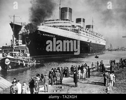 The French Liner 'Normandie' in dock at St. Nazaire Stock Photo - Alamy