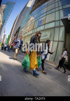 Plant lovers with their “BioBags”, compostable bags, in the Garment District in New York during the plant-giveaway on Wednesday, May 8, 2019. The Garment District Alliance, the Business Improvement District (BID) for the neighborhood, pulls all their spring flowers, pansies, in anticipation of replanting summer flora, and gives aways the potted plants to the multitude of visitors and people that live and work in the area. (© Richard B. Levine) Stock Photo