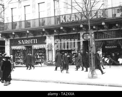 View of the Cafe Kranzler with pedestrians on the sidewalk. The first Cafe Kranzler in Berlin was opened in 1825 by Johann Georg Kranzler as a small pastry shop in the street 'Unter den Linden' in Berlin Mitte. In 1932 he opened the second branch in the former Cafe des Westens under the name 'Restaurant und Konditorei Kranzler' in the Joachimstaler Strasse (today Joachimsthaler Strasse) in the district Charlottenburg. Both buildings were destroyed during air raids in the years 1944 and 1945. Stock Photo