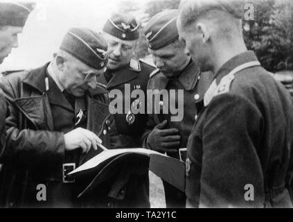 General of the Luftwaffe Walter Somme (left), Commander of the Luftgaustab z.b.V. 14., discusses the next deployment of bombers on the Western Front with his officers. Photo: war correspondent Pebal. Stock Photo