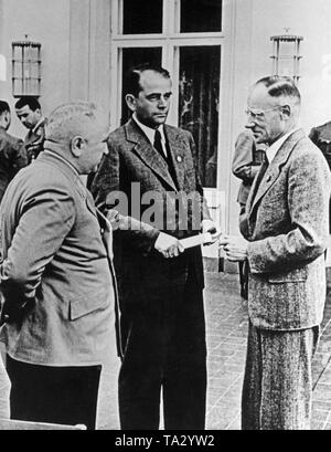 Albert Speer (middle) having a conversation with Robert Ley (left) and Herbert Backe during a briefing of the training officers of the NSDAP at the 'Schulungsburg' in Berlin-Wannsee. This photo was made during a break. Stock Photo