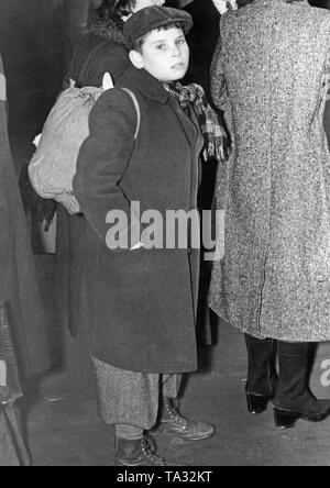 A Czech boy arrives at St Pancras railway station in London with 120 other Czech refugees. After the establishment of the Protectorate of Bohemia and Moravia under the rule of the German Empire, many Czechs emigrated. Stock Photo