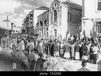 Residents of Jaffa gather in front of the German Palestine Bank on the occasion of the outbreak of the First World War. Stock Photo