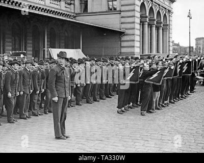 The Sudeten German gymnastics team is welcomed with fanfares at Lehrte Station in Berlin. The fanfares are played by members of the Deutsches Jungvolk. On the left, the leader of the Sudeten German Gymnastic Federation, Willi Brandner. Stock Photo