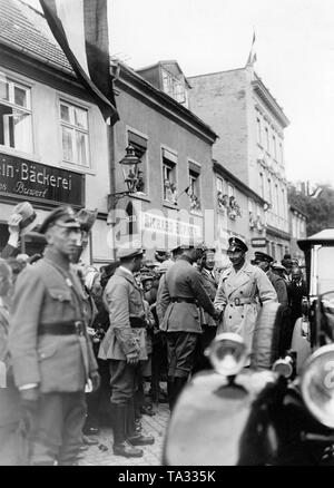 On the occasion of the 10th anniversary of the Stahlhelm Ortsgruppe Perleberg, the Crown Prince (right in a light trench coat) visited the town of Brandenburg. Here he is greeted by his son Prince Wilhelm of Prussia (2nd from the right) in front of the hotel 'Deutscher Kaiser'. Stock Photo