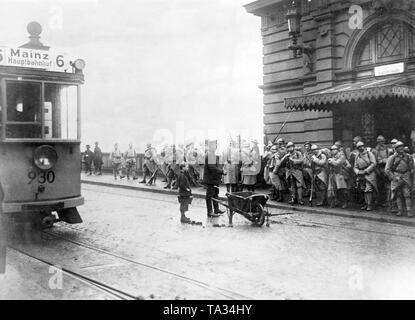 After the occupation by Allied  troops, French soldiers were stationed in front of the central station in Mainz. To the left, the tram line 6 (Undated photo). Stock Photo