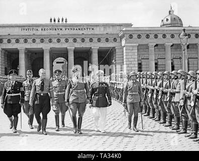 From left to right: Reichsstudentenfuhrer (Reich Students' Leader) Gustav Adolf Scheel, Lieutenant General Stuempel and Studentenfuehrer (Student Leader) Gato at the opening of the International University Games in Vienna. Stock Photo