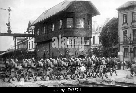 French soldiers marching into the Rhineland according to the Treaty of Versailles, here in Bingen with their shouldered rifles. Stock Photo