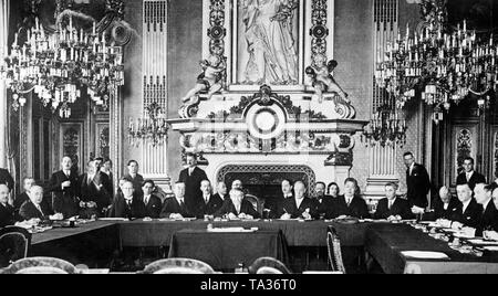 In the clock room of Quai d'Orsay in Paris, a conference of the  European Committee of the League of Nations is held to discuss the technical preparations for the Grand Assembly in May, 1932. In the center in front of the fireplace, French Foreign Minister Aristide Briand, on his left, Secretary of State Henderson, on the right, Secretary General of the League of Nations, Sir Eric Drummond. On the left at the lateral table Secretary of State Ernst von Simson, next to him, Spanish Ambassador Jose Maria Quinones de Leon. Stock Photo