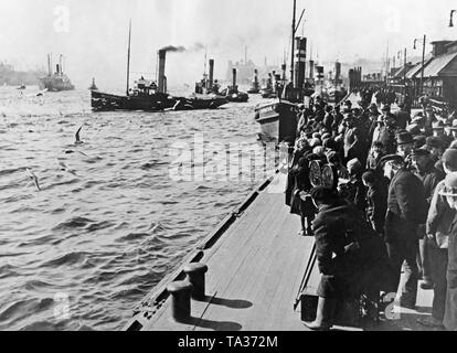 A sound film cameraman (on the right, center) is shooting a sound film for the 'Wochenschau' at the Port of Hamburg. Stock Photo