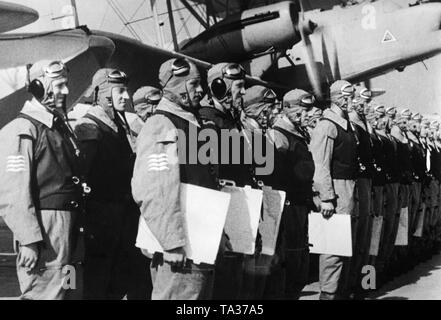 Film scene from the short 'documentary' called 'Flieger zur See' from (1938/1939), a propagandistic short film. The picture shows the crew who lined up for the issue of orders. The picture was published in 1939 in the newspaper 'Filmwelt'. Stock Photo