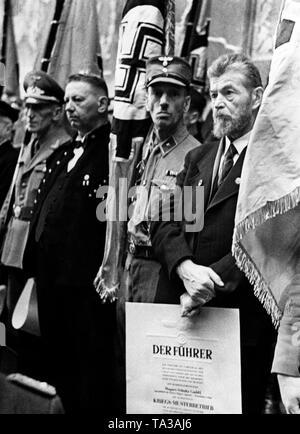 Business delegations from arms factories that have been honored as Nazi model plant and war model plant. The worker in the front holds the certificate of the nomination to the title of war model plant. The certificate belonged to the Magnet Schultz GmbH. Photo: Schwahn Stock Photo