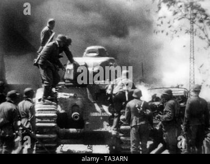 German soldiers examine a shot down French heavy tank of the type 'Renault Char B1'. Stock Photo