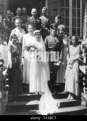 Dorothea von Salviati and Prince Wilhelm after their church wedding in Bonn. The bride and groom are pictured in front of the house of the bride's parents with the wedding party. In the third row (2nd from left) Hans-Viktor Graf von Salviati, Cavalry Captain and older brother of the bride, before him his mother, Helene von Salviati, born Crasemann. Stock Photo