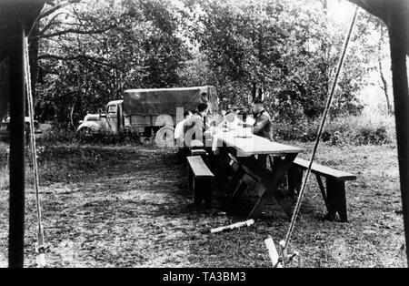 A Field Army Command (AOK) of the Army Group North near Nirza in today's Latvia. View from a tent on a working and dining table. Photo: war reporter v.d.Piepen. Stock Photo