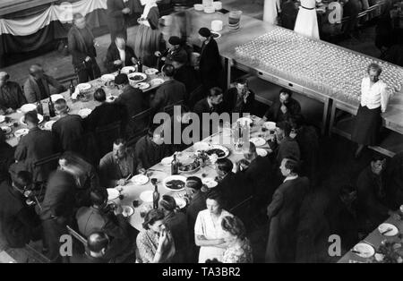 In Chalon-sur-Saone on the Franco-German demarcation lines, French prisoners of war receive a meal. The soldiers have been released from captivity for health reasons and are now being repatriated. Stock Photo