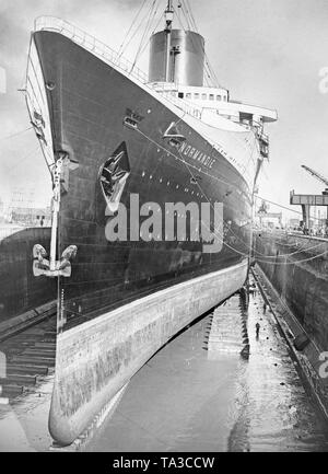 The French Liner 'Normandie' in dock at St. Nazaire Stock Photo - Alamy