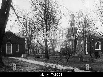 View of the grounds of the historic Christ Church in the US state of Virginia. On the left the building of the church administration. At right, the church. The church cemetery is home to some of George Washington's contemporaries and friends. Stock Photo