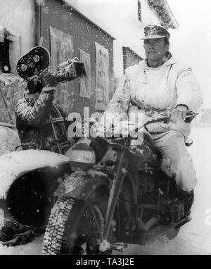 CLINT EASTWOOD as Schaffer WHERE EAGLES DARE 1968 on location Austria filming director Brian G. Hutton story / screenplay Alistair MacLean producers Elliot Kastner Jerry Gershwin  Gershwin - Kastner productions / Winkast Film Productions / Metro Goldwyn Mayer Stock Photo
