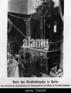 The ruined dining room of the actress Lisa Weise at Lindenstrasse 3. The 'Vorwaerts, the central body of the SPD, had its seat in the same building. During the January uprising, there were armed conflicts between left-wing revolutionaries and government-loyal Freikorps units in the Berlin Zeitungsviertel (newspaper quarter). Stock Photo