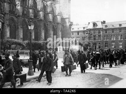 Released French prisoners of war pass by the cathedrals of Chalon-sur-Marne. Stock Photo
