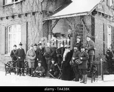 The hunting party in front of the forester's lodge in Neuendriesch. Here: The Prussian Crown Prince Wilhelm (3rd from left), his brother Prince Eitel Friedrich (6th from left), Freiherr Friedrich von Diergardt, Lieutenant von Stuelpnagel, Viktor von Diergardt, Lieutenant von Hochwaechter (presumably 1st row 2. from the right), Freiin von Diergardt, Robert Peil, Major von Wild, Guenther von Diergardt, Therese von Diergardt, the wife of Lieutenant Hochwaechter (presumably 1st row 3rd from the right), Freiherr Joseph von Geyr, Leo von Diergardt, Freiherr Arnold von Solemacher, Freiherr von Stock Photo