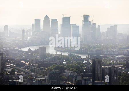 UK Weather: Morning city haze over Canary Wharf business park buildings in east London. Local air particulate pollutant emissions currently 'moderate' Stock Photo