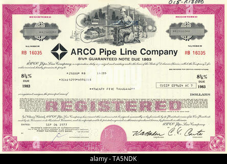 Historical stock certificate of an oil and gas company, Atlantic Richfield Company, now part of BP, ARCO Pipe Line Company, Delaware, USA, 1977, Wertpapier, historische Aktie, Mineralöl- und Erdgasunternehmen, Öl-Pipeline,  Motiv: Ein Mann öffnet ein Ventil einer Pipeline, im Hintergrund Bohrtürme, Öltanks und eine Stadt, Atlantic Richfield Company, heute ein Teil von BP, ARCO Pipe Line Company, 1977, Delaware, USA Stock Photo