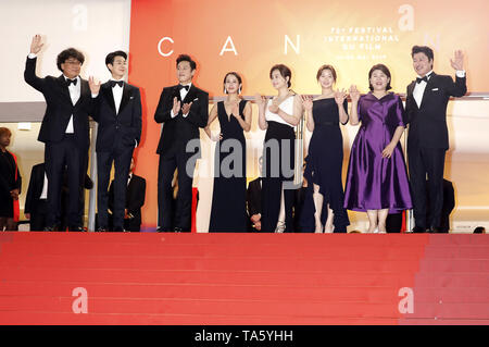 Cannes, France. 21st May, 2019. Joon-ho Bong, Woo-sik Choi, Sun-kyun Lee, Yeo-Jeong Cho, Chang Hye-jin, So-dam Park, Jeong-eun Lee and Kang-ho Song attending the 'Parasite/Gisaengchung' premiere during the 72nd Cannes Film Festival at the Palais des Festivals on May 21, 2019 in Cannes, France | usage worldwide Credit: dpa/Alamy Live News Stock Photo
