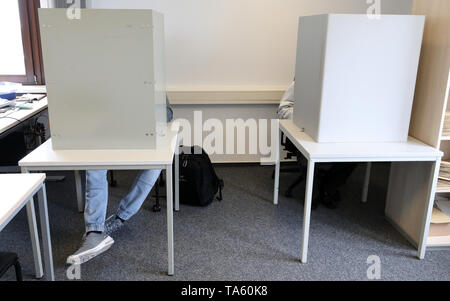 Rostock, Germany. 17th May, 2019. In the electoral roll and postal voting office, voters fill in their ballot papers for the European, Citizens' and Mayors' elections on 26 May 2019. The postal ballot is becoming more and more popular. In the 2017 federal elections in Mecklenburg-Western Pomerania, 23.9 percent of all voters cast their votes by letter, compared to 18.2 percent four years earlier. Credit: Bernd Wüstneck/dpa-Zentralbild/ZB/dpa/Alamy Live News Stock Photo
