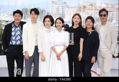 Cannes, France. 22nd May, 2019. Cast members of 'Parasite' pose during a photocall at the 72nd Cannes Film Festival in Cannes, France, May 22, 2019. 'Parasite' will compete for the Palme d'Or with 20 other films. Credit: Gao Jing/Xinhua/Alamy Live News Stock Photo