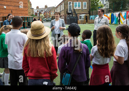 London, UK. 22 May, 2019. Caroline Lucas, Green Party MP for Brighton Pavilion, joins pupils from Bessemer Grange Primary school in visiting Goose Green Primary school in East Dulwich and the green pollution screen which local Green Party members helped to plant during campaigning for the European elections. Scott Ainslie and Gulnar Hasnain, who top the Green Party list in London, also attended. Credit: Mark Kerrison/Alamy Live News Stock Photo