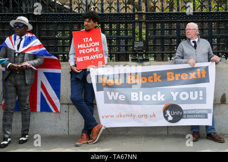 London, UK, UK. 22nd May, 2019. Anti-Brexit and Pro-Brexit demonstrators are seen holding a banner and placard during the protest outside the Houses of Parliament in Westminster, London on the eve of the European Parliament elections. Credit: Dinendra Haria/SOPA Images/ZUMA Wire/Alamy Live News Stock Photo