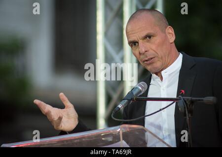 Athens, Greece. 22nd May, 2019. Yanis Varoufakis, former Greek finance minister and now candidate for DiEM25 - MeRA25 seen speaking during the presentation.Presentation of DiEM25 - MeRA25 for the European parliament elections. Credit: Nikolas Joao Kokovlis/SOPA Images/ZUMA Wire/Alamy Live News Stock Photo