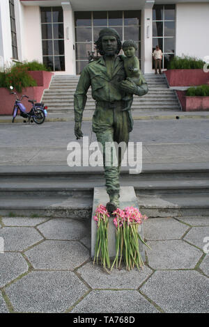 Santa Clara, Cuba - March 29, 2006: statue of Guevara with a child in Santa Clara. This statue was made in 1997 to celebrate the entry of Guevara in S Stock Photo