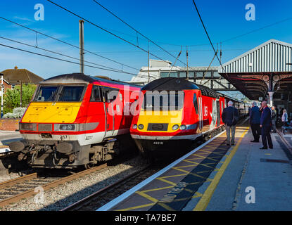 Grantham Station, Lincolnshire, England.  Two trains stood in the station, which is on the main East Coast route from London to Edinburgh Stock Photo