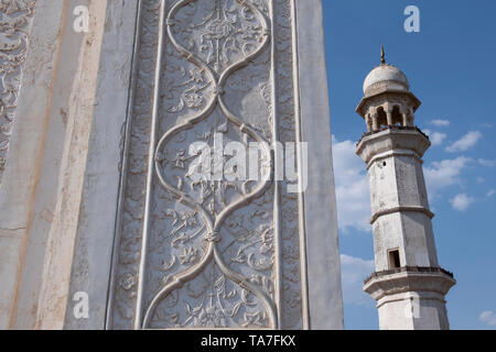 India, Aurangabad, Bibi-Ka-Maqbara, smaller replica of the famous Taj Mahal, circa 1679. Ornate wall detail with minaret. Stock Photo