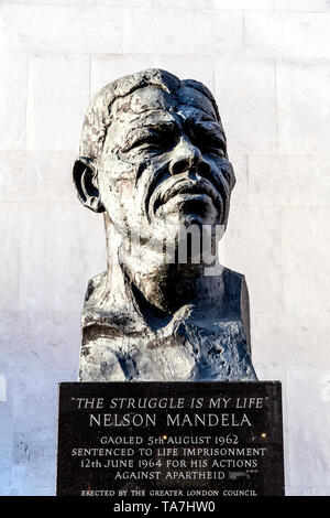 Nelson Mandela sculpture by Ian Walters outside Southbank Centre, London, UK Stock Photo
