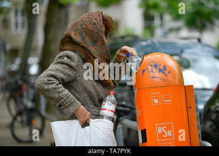 Put symbolic photo, old-age poverty, senior, bottle collecting, garbage can, Gestelltes Symbolfoto, Altersarmut, Seniorin, Flaschensammeln, Mülleimer Stock Photo