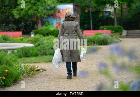 Put symbolic photo, old-age poverty, senior, bottle collecting, park, Gestelltes Symbolfoto, Altersarmut, Seniorin, Flaschensammeln, Park Stock Photo