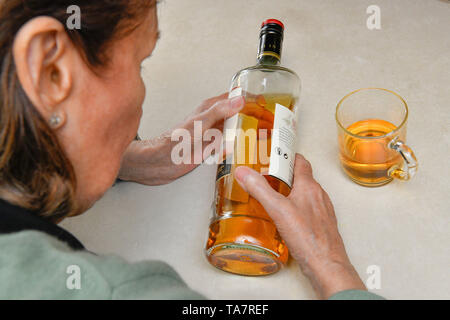 Put symbolic photo, alcohol, senior, Gestelltes Symbolfoto, Alkohol, Seniorin Stock Photo