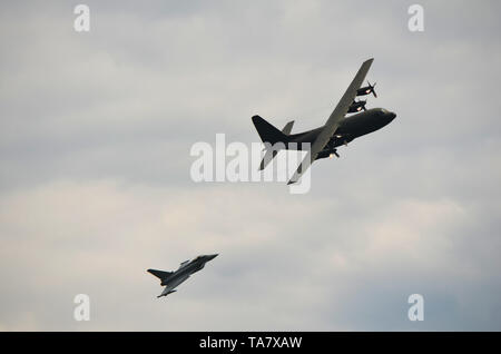 Eurofighter und Hercules Abfangmanöver Stock Photo