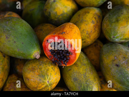 Orange open papaya with black seeds, Moyen-Comoé, Abengourou, Ivory Coast Stock Photo