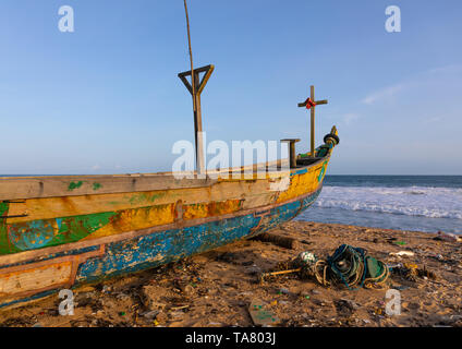 Pirogues on the beach in N’zima fishermen village, Sud-Comoé, Grand-Bassam, Ivory Coast Stock Photo
