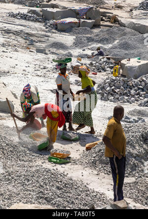 African people working in a granite quarry, Savanes district, Shienlow, Ivory Coast Stock Photo