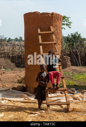 African children repairing a granary, Savanes district, Niofoin, Ivory Coast Stock Photo