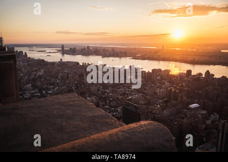 Aerial view of sun shining at sunset over Manhattan and Jersey in New York Stock Photo