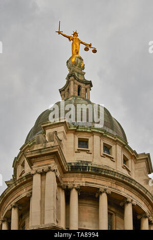 LONDON OLD BAILEY CRIMINAL COURT LADY JUSTICE STATUE IN GOLD ON TOP OF THE DOME Stock Photo
