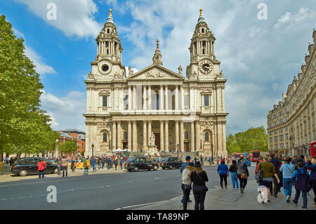 LONDON ST PAULS CATHEDRAL WITH PEOPLE ON THE PAVEMENTS AND WAITING TAXIS OR BLACK CABS Stock Photo